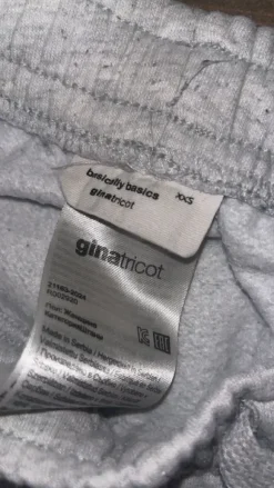 Harmaat collegehousut