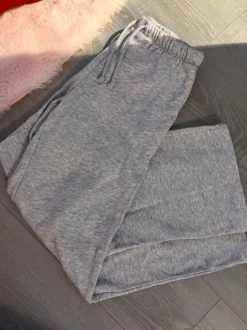 Harmaat collegehousut