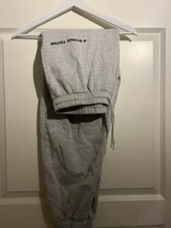 Harmaat collegehousut