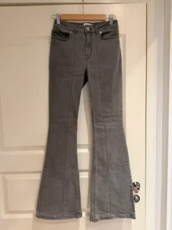 harmaat flare farkut