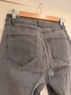 harmaat flare farkut