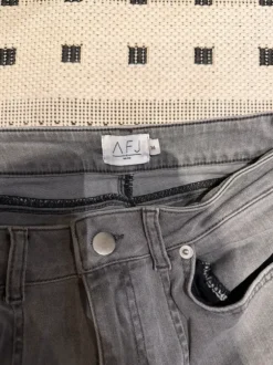 harmaat flare farkut