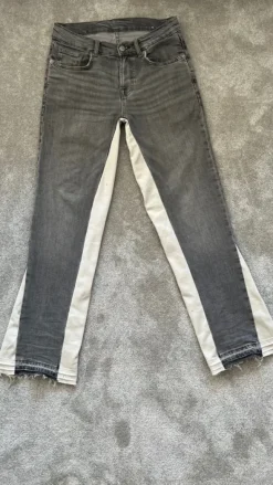 Harmaat flared farkut