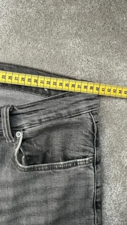 Harmaat flared farkut