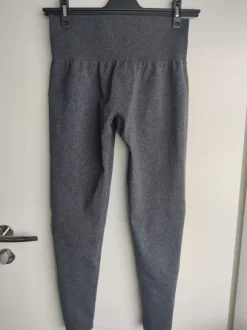 Harmaat nvgtn treenitrikoot