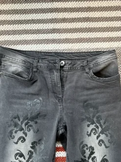 harmaat printti farkut