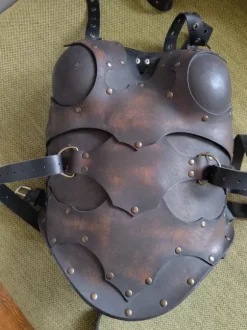 Harnesk med tuttformer. Läder-rustning.