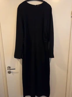 H&M mekko kylkirypytyksillä