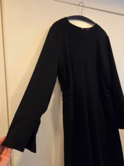 H&M mekko kylkirypytyksillä