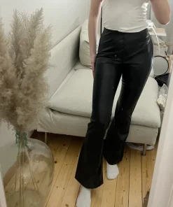 H&m mustat leveälahkeiset keinonahkahousut