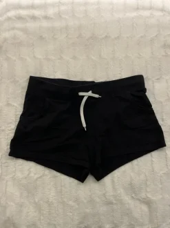 H&M mustat shortsit