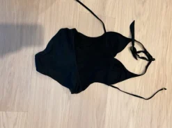 HM uimapuku cut- out malli