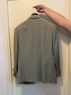 Hugo Boss vaaleanvihreä puku – Made in Germany, 100 % virgin wool