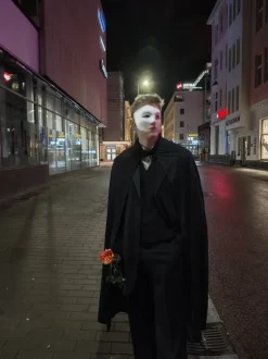 Hupullinen musta viitta