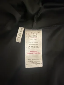 Hupullinen musta viitta