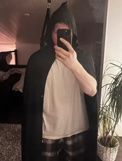 Hupullinen musta viitta