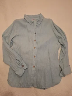 Ihana 100% pellavaa oleva vaaleansininen kauluspaita