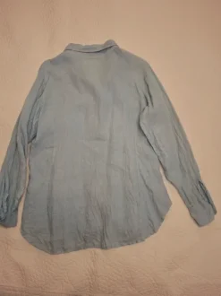 Ihana 100% pellavaa oleva vaaleansininen kauluspaita