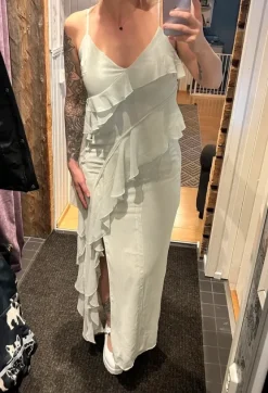 Ihana röyhelömekko