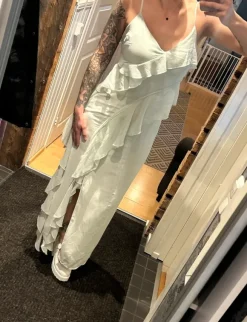 Ihana röyhelömekko