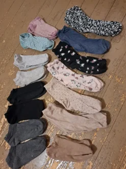 Iso läjä ehjiä sukkia!