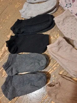 Iso läjä ehjiä sukkia!