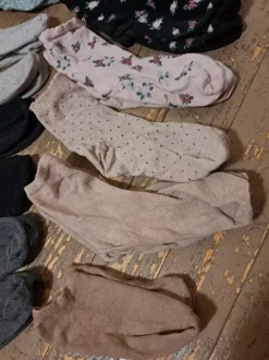 Iso läjä ehjiä sukkia!