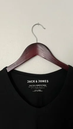 Jack & Jonesin musta t-paita