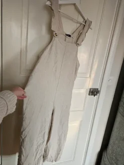 Jupsuit med volangdetalj