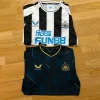 Kaksi Newcastle United pelipaitaa (koko L)
