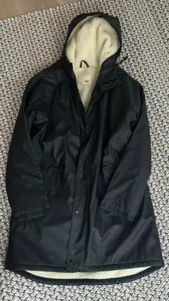 Karvavuorellinen sadetakki