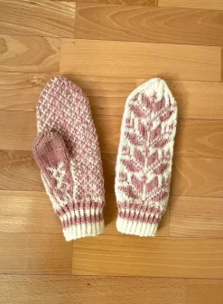 Kauniit kirjoneulelapaset