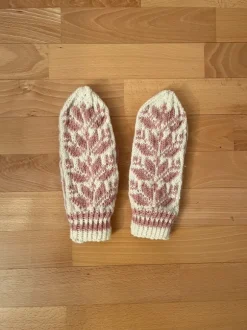 Kauniit kirjoneulelapaset