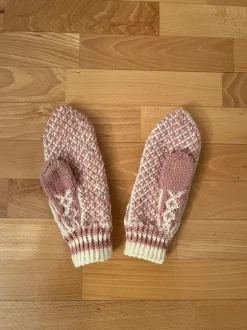 Kauniit kirjoneulelapaset