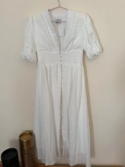 Kaunis mekko napeilla