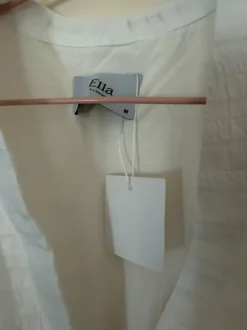 Kaunis mekko napeilla