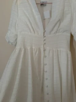 Kaunis mekko napeilla