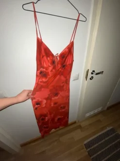 Kaunis punainen mekko