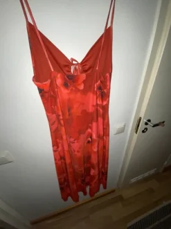 Kaunis punainen mekko