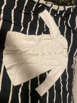 Kaunis valkoinenpäällys takki