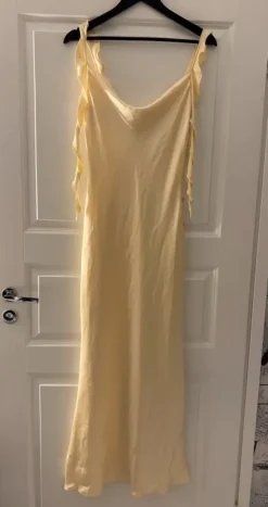 Keltainen satiinimekko