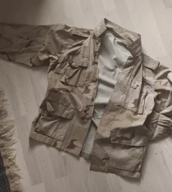 Kevyt aavikkocamo takki