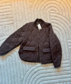 Kevyt tikkitakki kultaisilla yksityiskohdilla