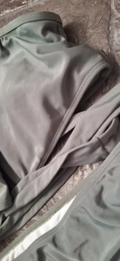 Khakinvihreät bikinit