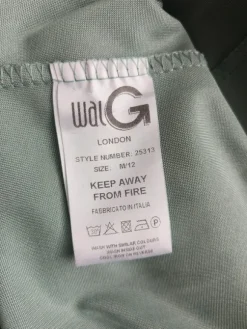 Kiiltävä juhlamekko