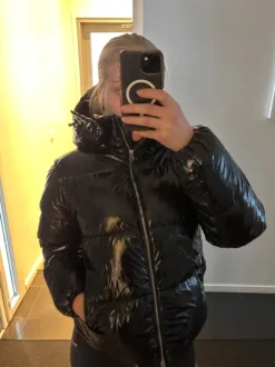 Kiiltävä puffer 🖤