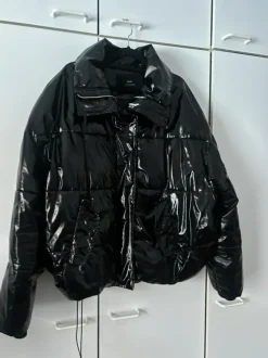 Kiiltävä toppatakki