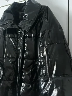 Kiiltävä toppatakki