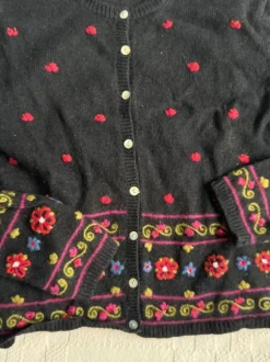 Kirjailtu villapaita