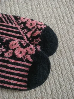 Kirjoneulesukat 37-38